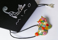 Cargar imagen en el visor de la galería, colgante gato millefiori