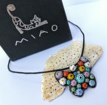 Cargar imagen en el visor de la galería, colgante mariposa millefiori