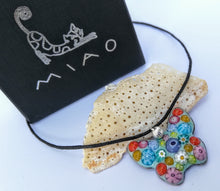 Cargar imagen en el visor de la galería, colgante mariposa millefiori