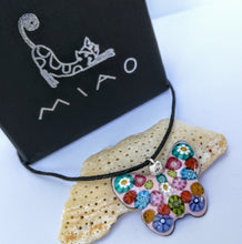 Cargar imagen en el visor de la galería, colgante mariposa millefiori