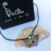 Cargar imagen en el visor de la galería, colgante gato millefiori