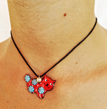 Cargar imagen en el visor de la galería, colgante gato millefiori